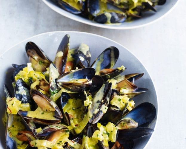 Steamed mussels with curry, leeks and saffron cream