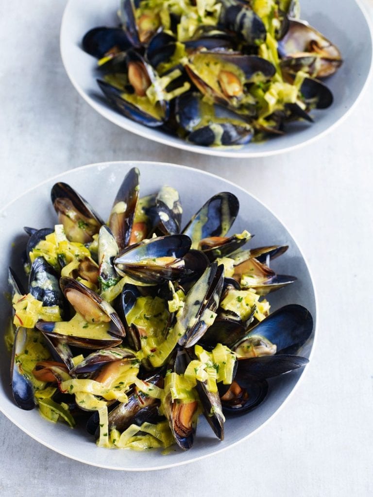 Steamed mussels with curry, leeks and saffron cream