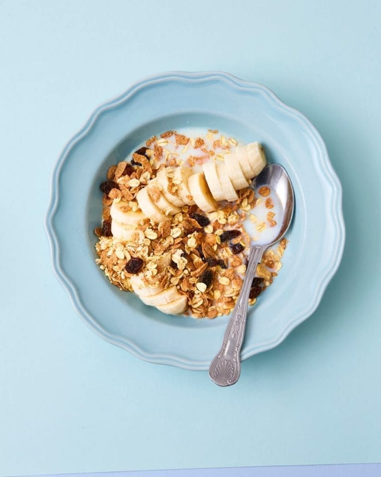 Low-sugar banana muesli