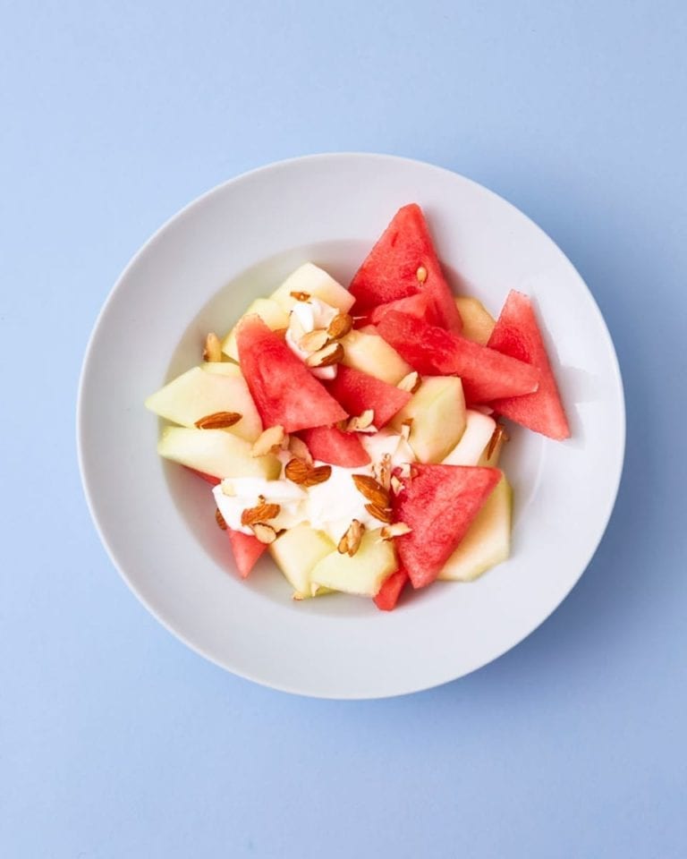 High-protein breakfast bowl with melon and yoghurt