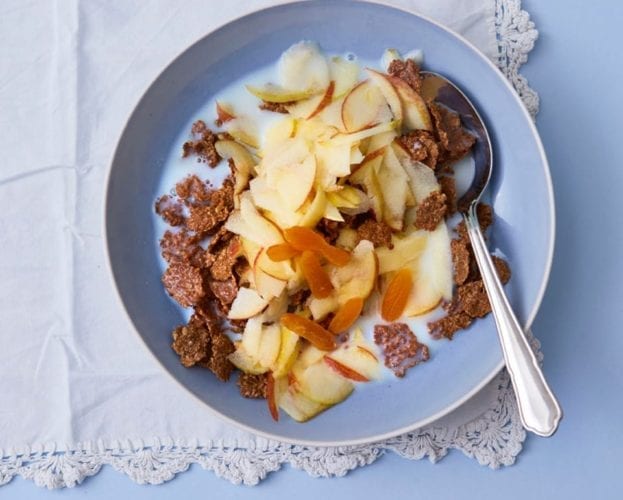Bran flakes with apple and apricots