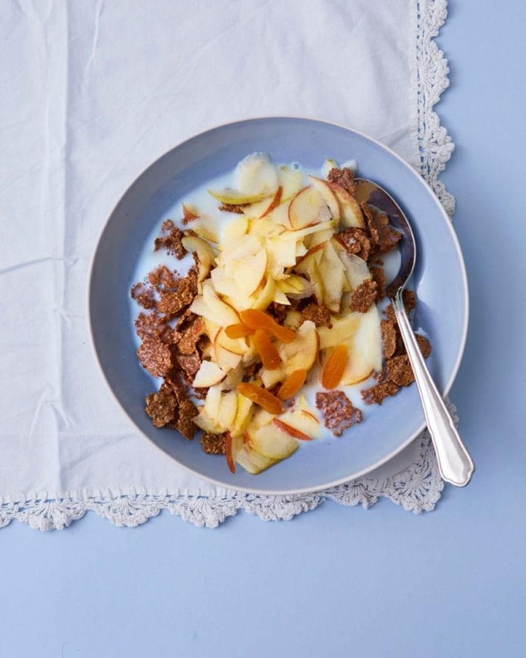 Bran flakes with apple and apricots