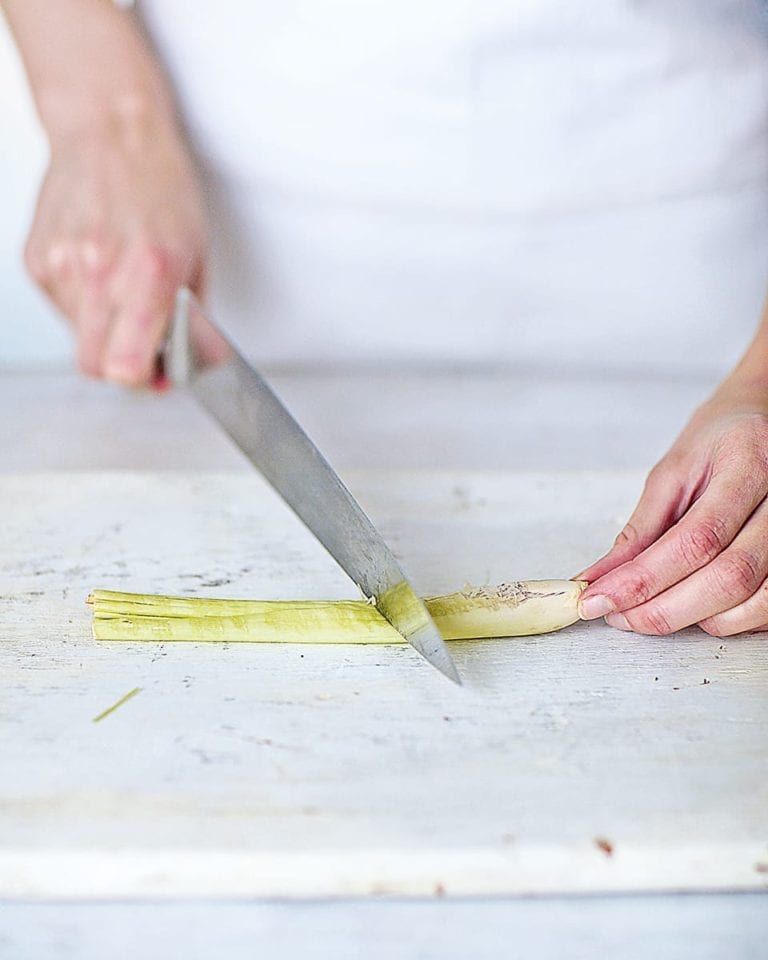 How to prepare lemongrass stalks