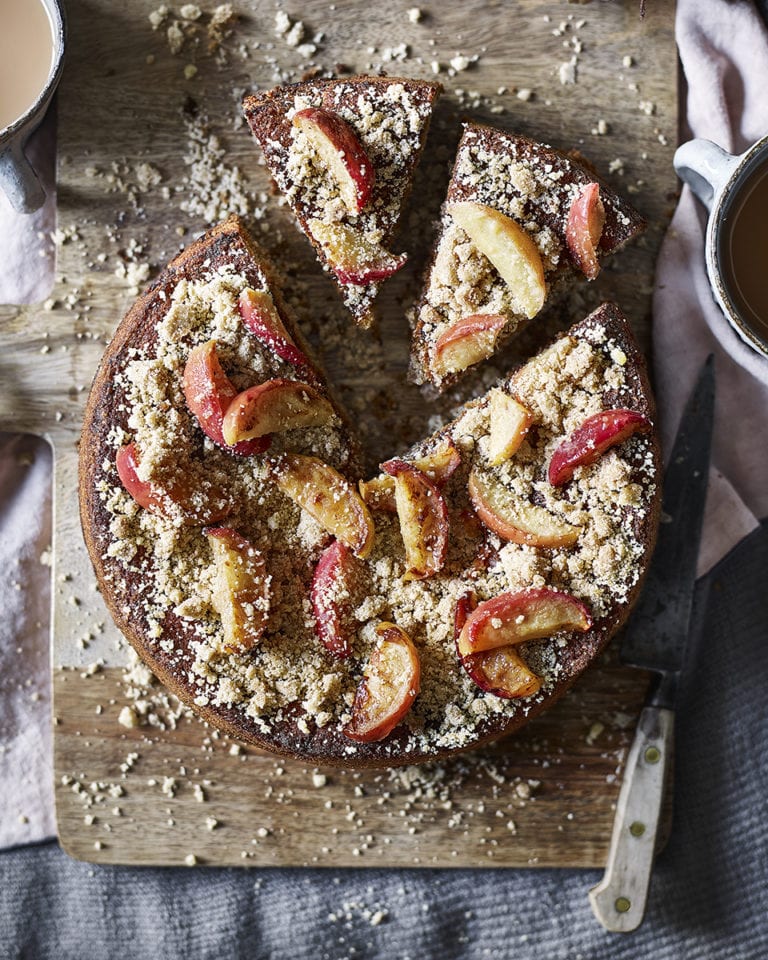 Apple and cinnamon crumble cake