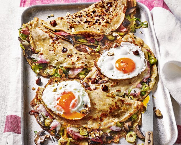 Wholemeal galettes with brussels sprouts, mushrooms, ham and cheese