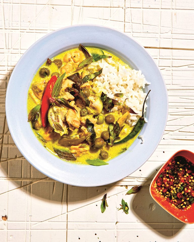 Classic green chicken curry