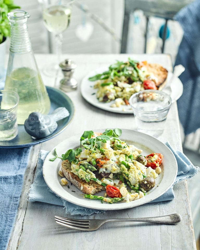 Cheesy asparagus eggs on toast