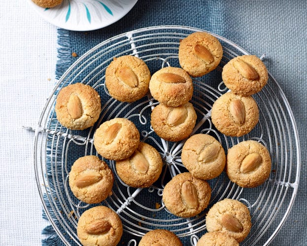 Almond macaroons