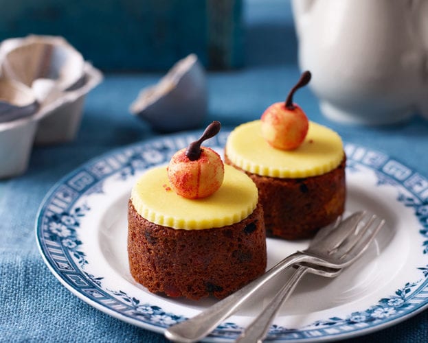 mini simnel cakes