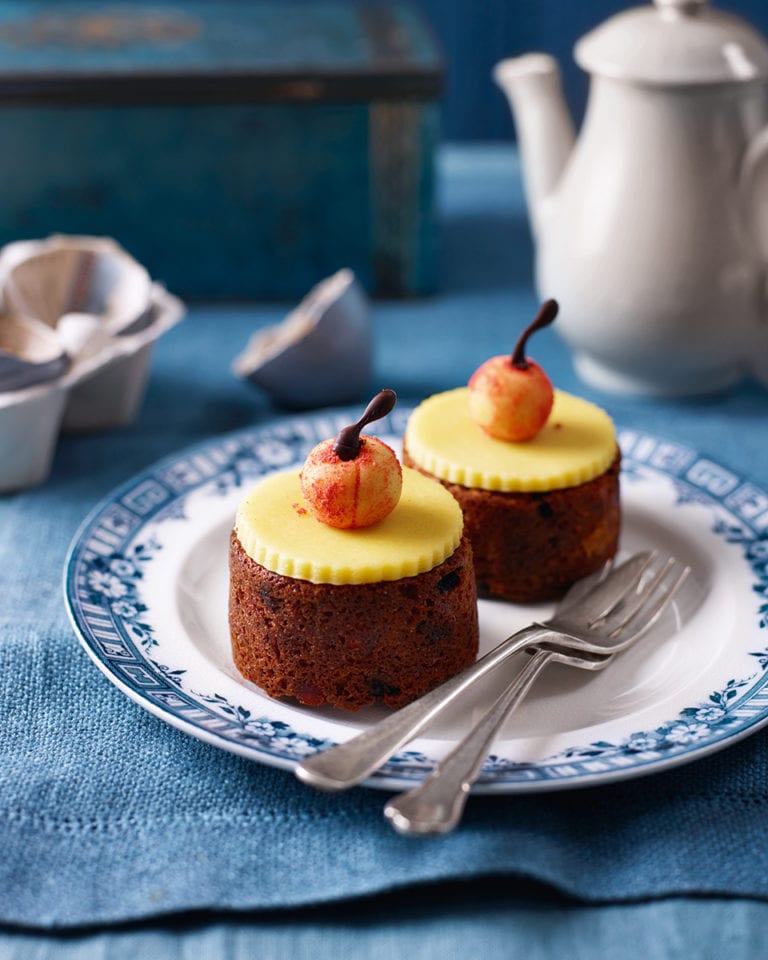 Mini simnel cakes