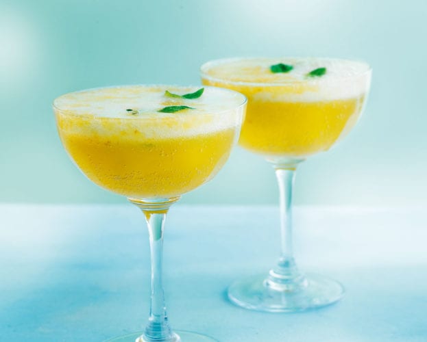 peach and prosecco spritz