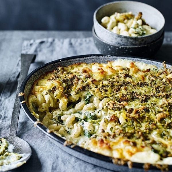 macaroni cheese with spinach and pesto