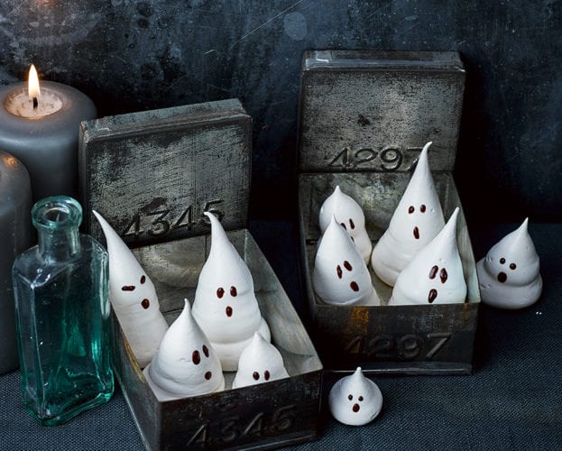 halloween meringue ghosts