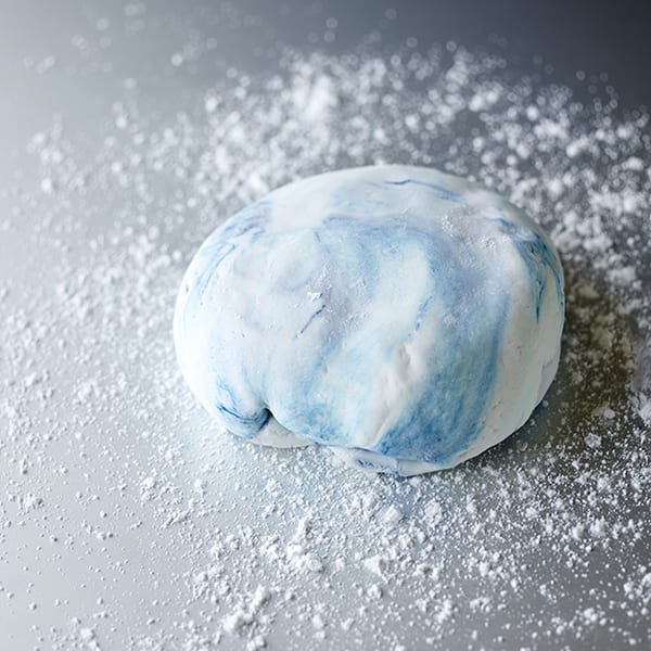 how to make a Snowman Christmas cake step 1