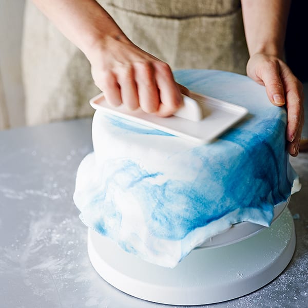 how to make a Snowman Christmas cake step 4