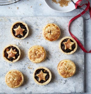 https://www.deliciousmagazine.co.uk/wp-content/uploads/2019/10/rich-mince-pies-with-homemade-mincemeat-299x310.jpg