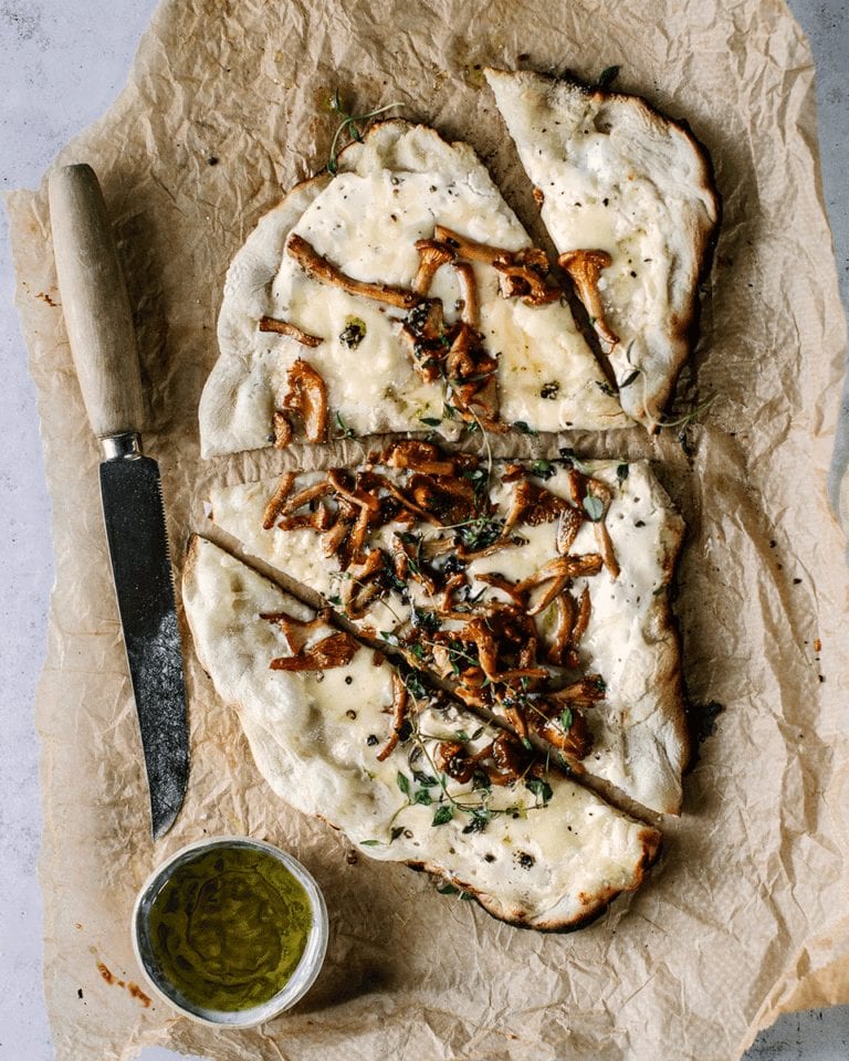 Mushroom pizza bianca