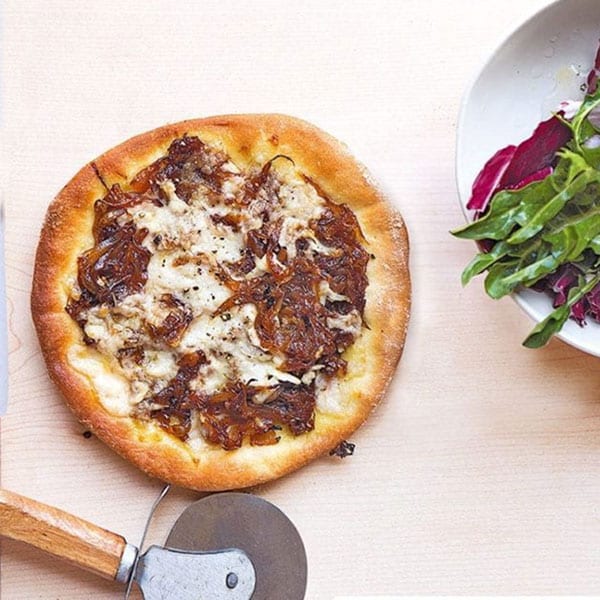 Pizzette with vegan mozzarella and onion relish