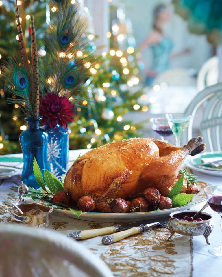 How to create a beautiful Christmas table