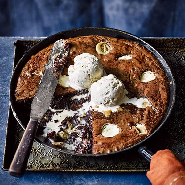 Sharing pan brownie with white chocolate Lindors