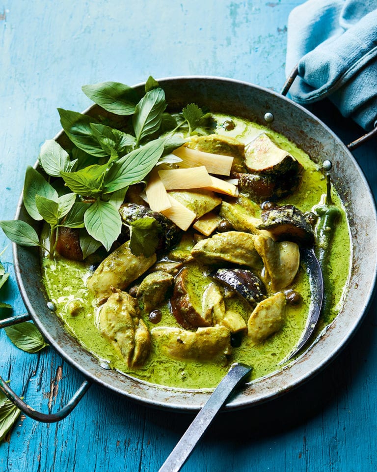 Spicy Thai green chicken curry