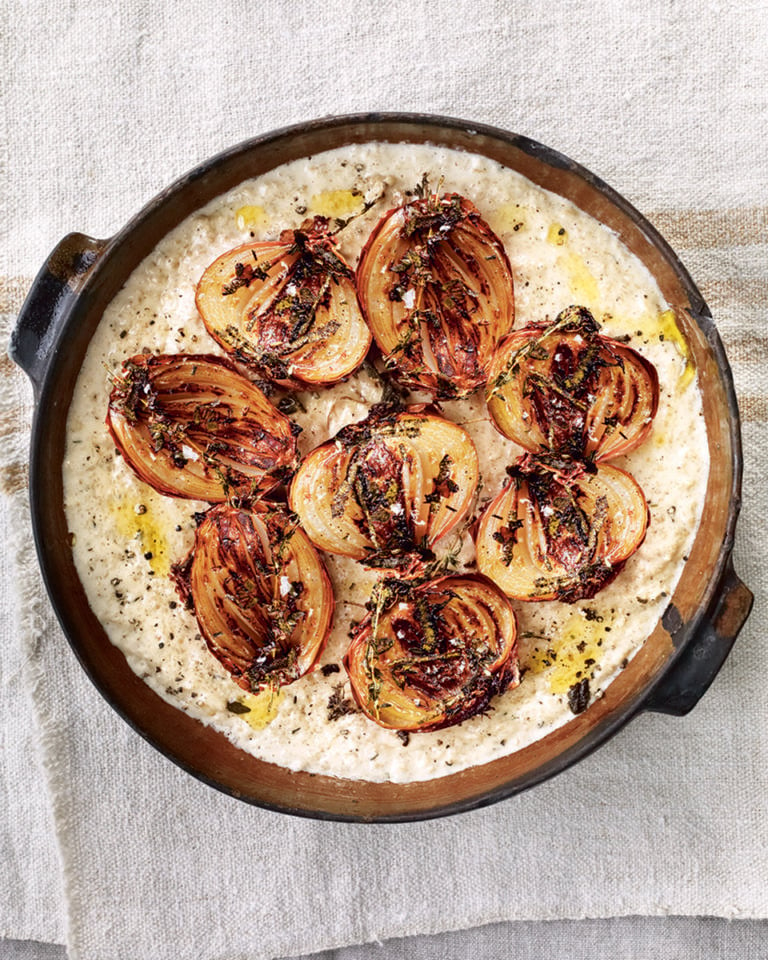 Onion porridge with roasted onions and thyme