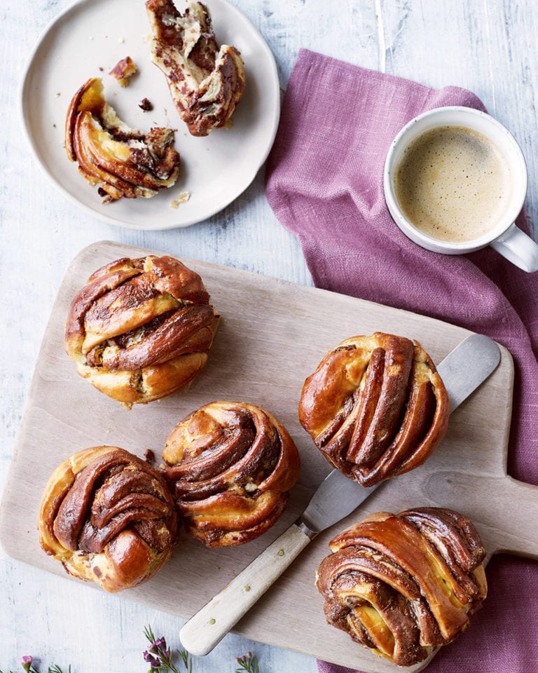 Babka buns with Nutella and tahini filling