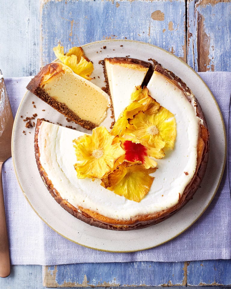 Baked lemon cheesecake with pineapple flowers