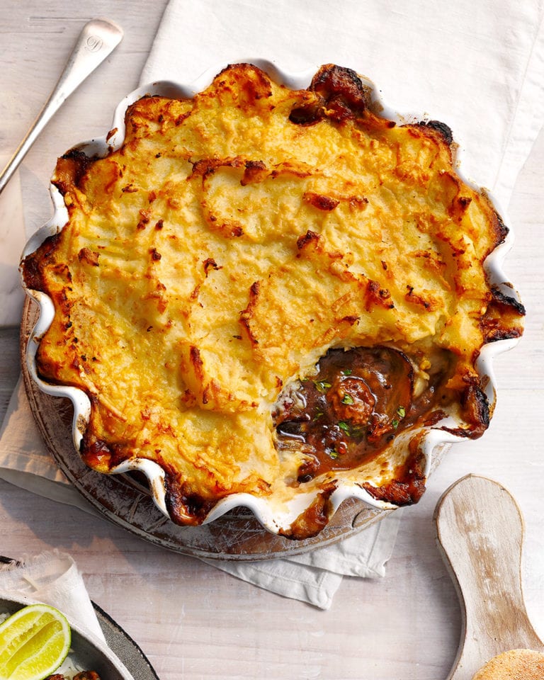 Cheesy sausage and mash pie