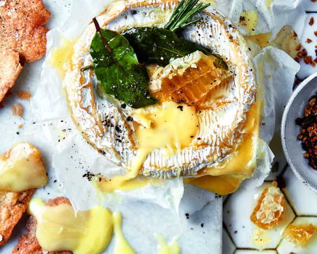 Baked camembert with honey, granola and rye crackers
