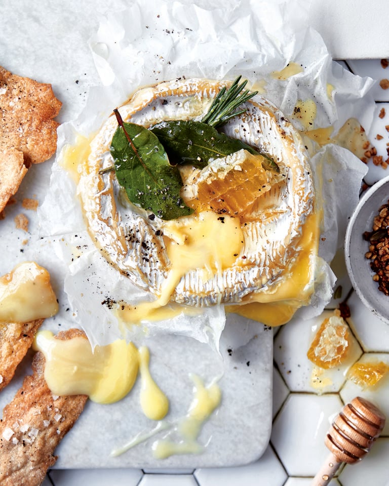 Baked camembert with honey, granola and rye crackers