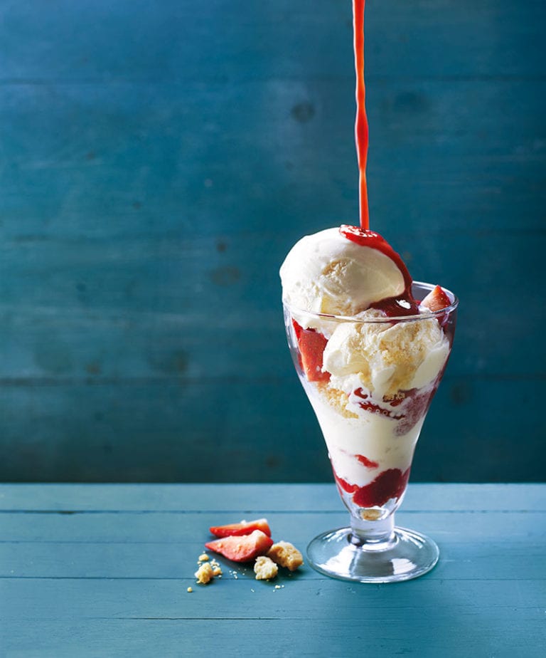 Strawberry sundae with shortbread biscuits