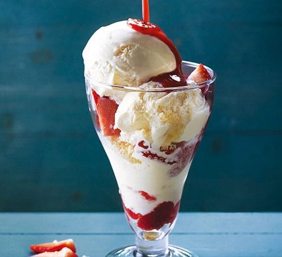 Strawberry sundae with shortbread biscuits