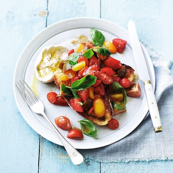 Tomatoes on toast with mozzarella