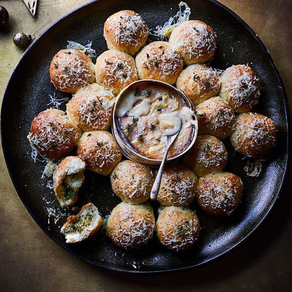 Garlic bread baked cheese wreath