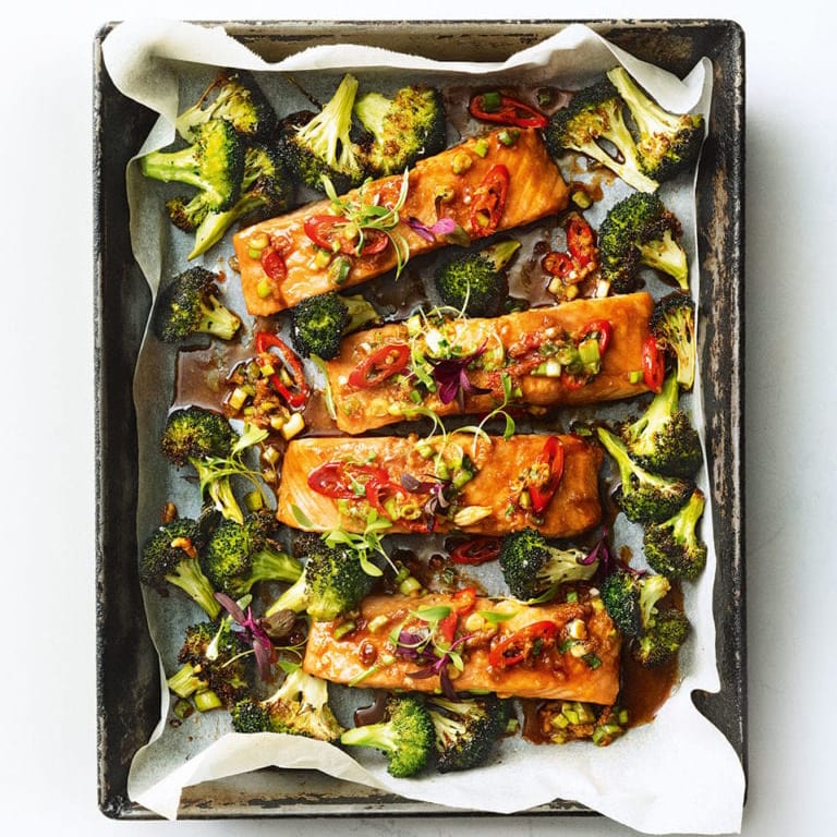 Low-calorie salmon traybake 