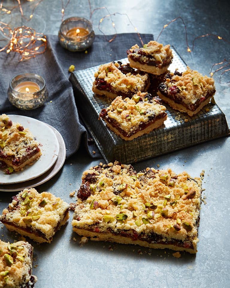 Mince pie crumble traybake