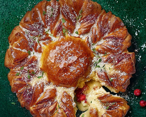 Cheese, cranberry and thyme fondue star