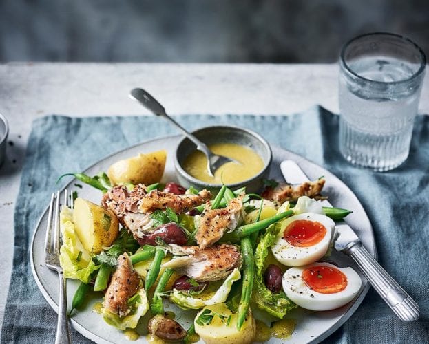 Smoked mackerel niçoise salad