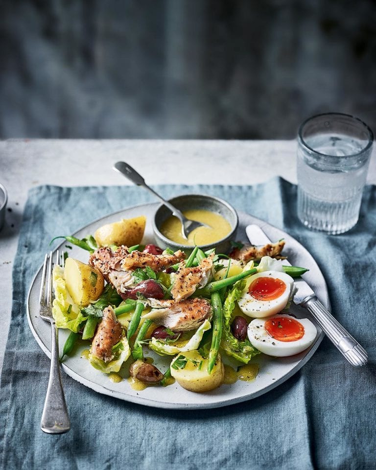 Smoked mackerel niçoise salad