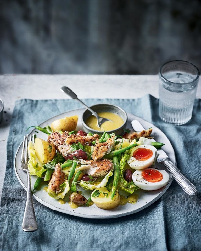 Smoked mackerel niçoise salad