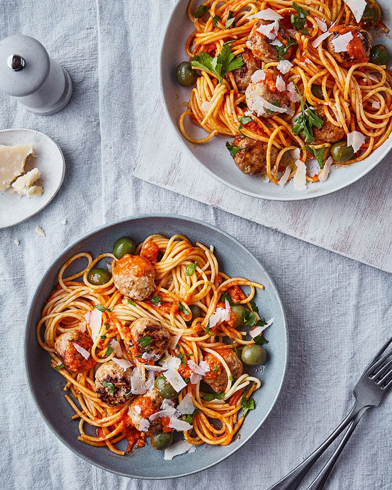 Spaghetti and chicken meatballs in red pepper sauce