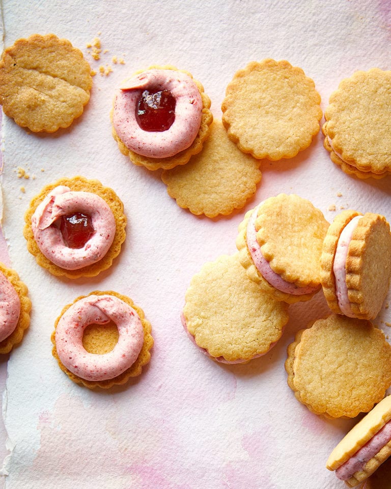 Strawberry custard creams