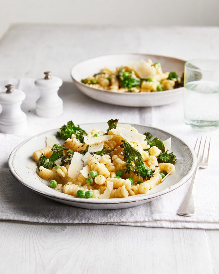 Pasta with crispy kale and peas