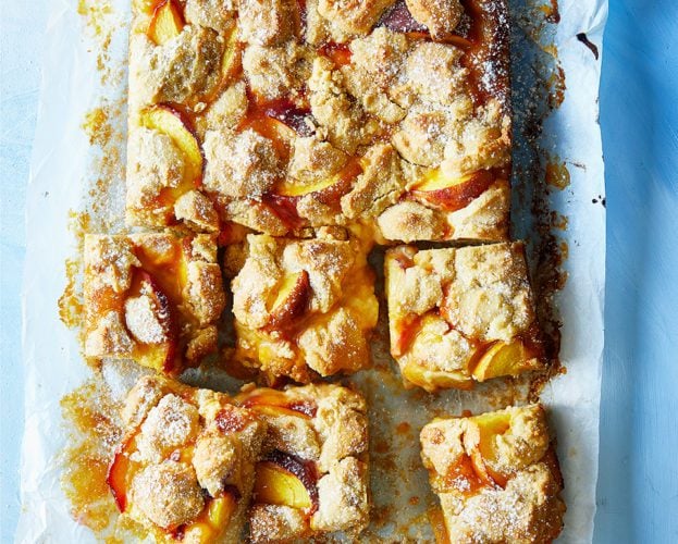 Peach and passion fruit crumble traybake