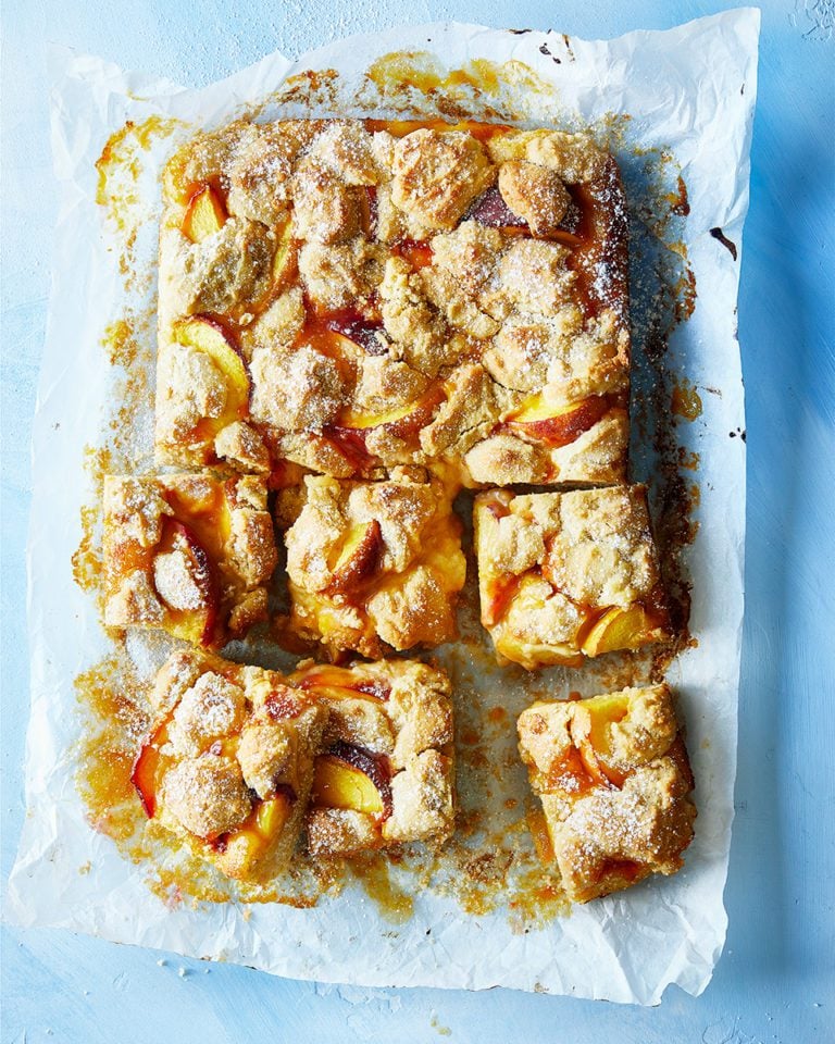 Peach and passion fruit crumble traybake