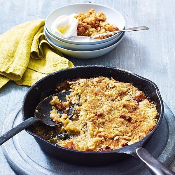 Toffee apple pan crumble