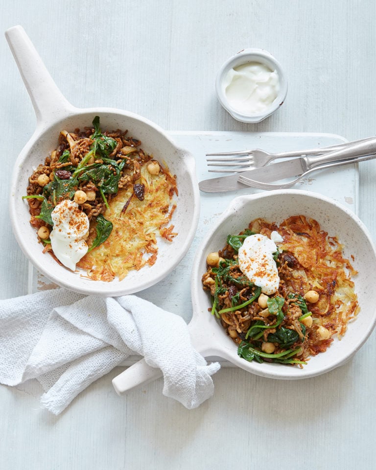 Pan rösti with spiced lamb, spinach and chickpeas