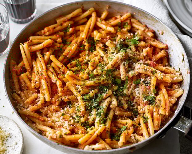 Red pepper pesto pasta