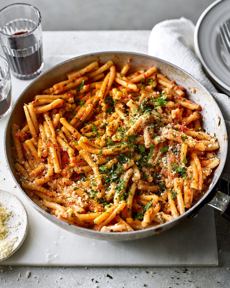 Red pepper pesto pasta